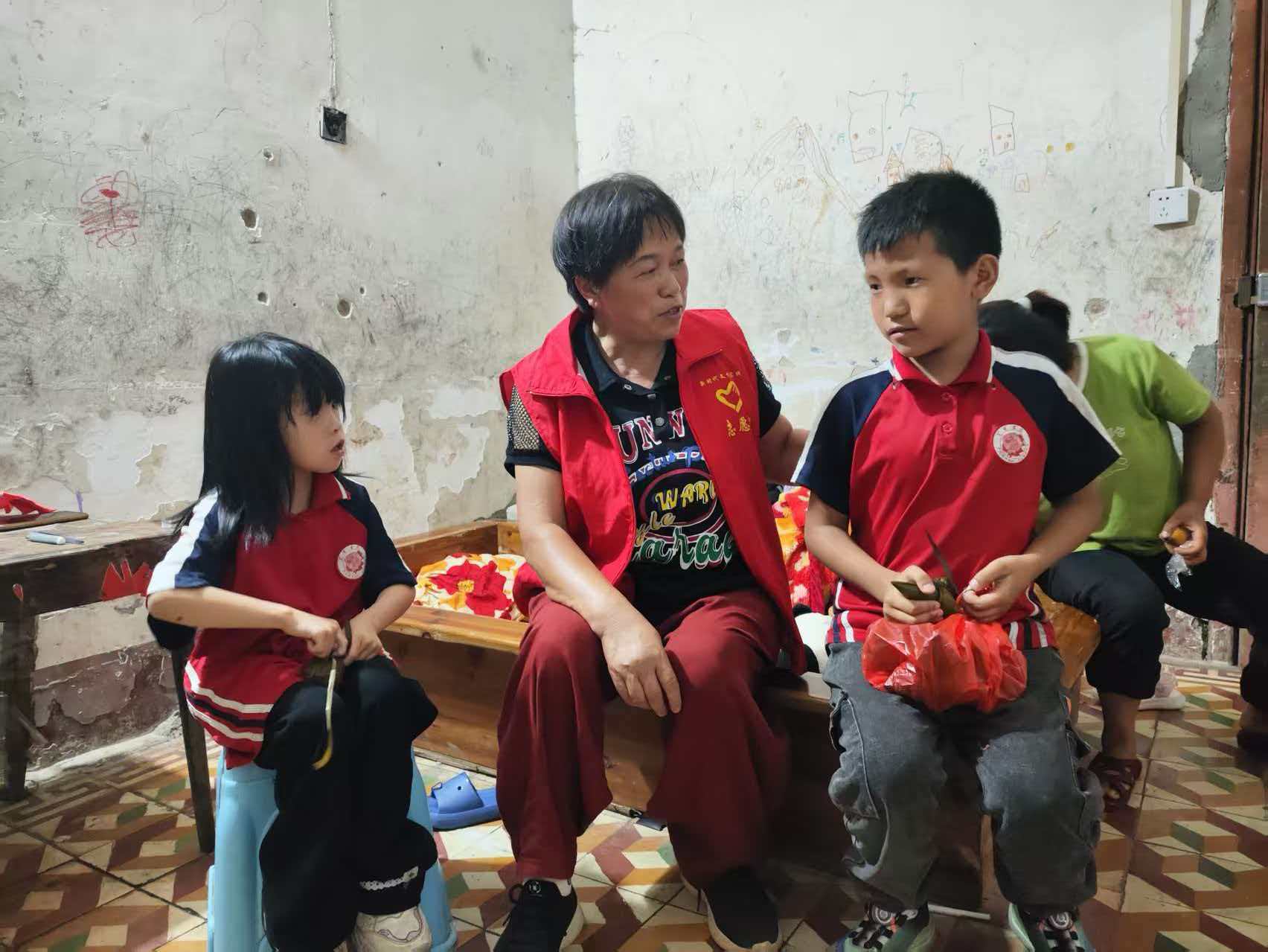 晃州镇桥南社区关工委：端午粽香传暖意  “五老”关怀护童心