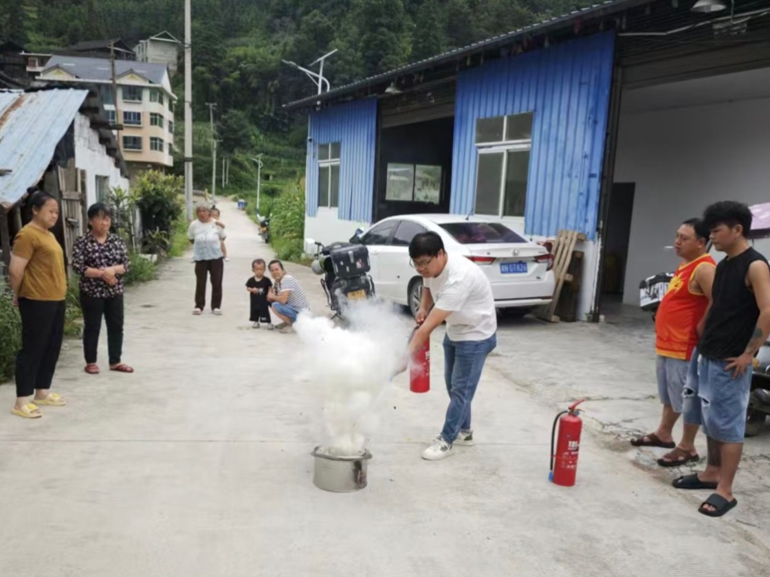 中寨镇：走街串巷查安全  进企上门教技能