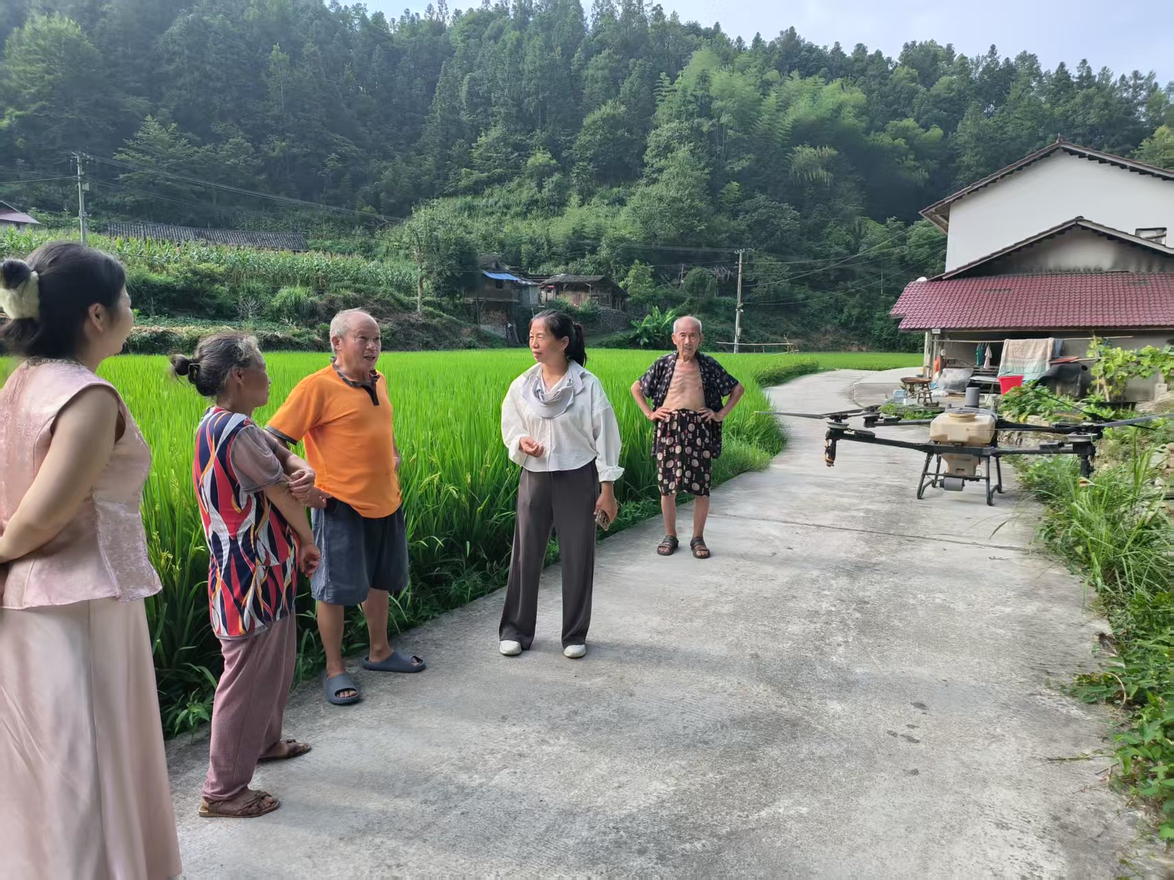 农技服务到田间  免费植保暖民心