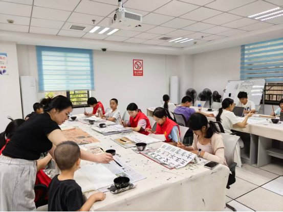 墨韵侗乡润童心 笔墨传承启新程 ——新晃开展暑期书法成长营活动