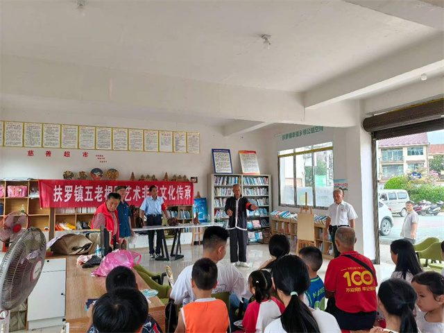 扶罗镇关工委：“五老”匠心进暑托 根雕非遗润童心