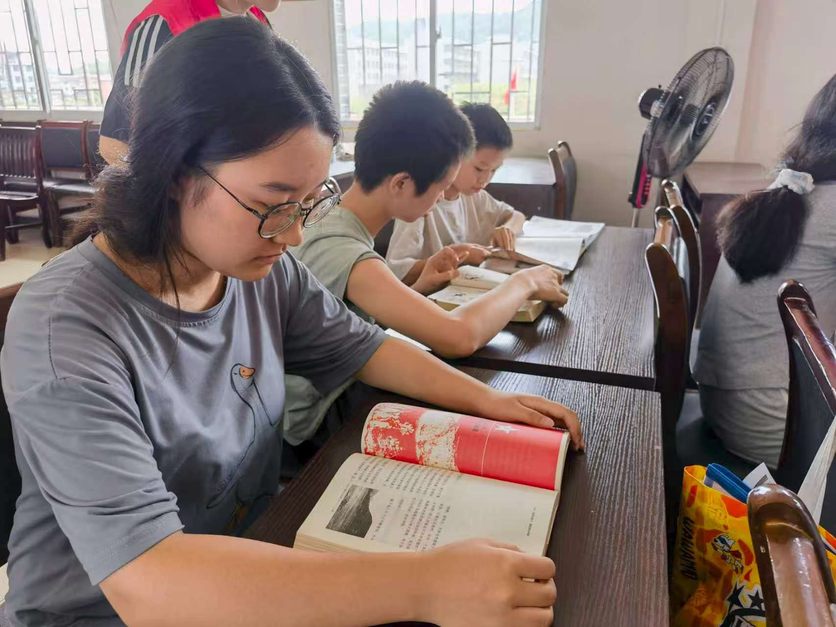 鱼市镇：红色课堂点亮暑期 书香阅读浸润童心