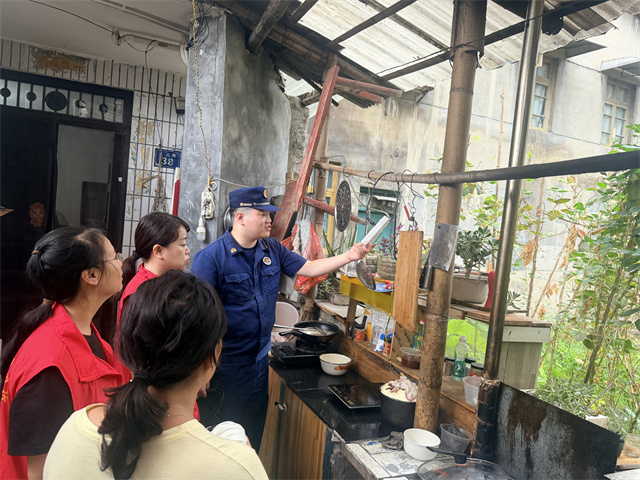 晃州镇太阳坪社区：敲门排查除隐患 暖心守护“一老一小”