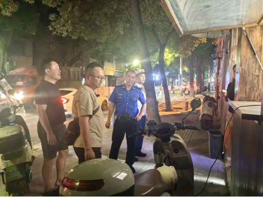 夜间清查除隐患 合力整治飞线充电