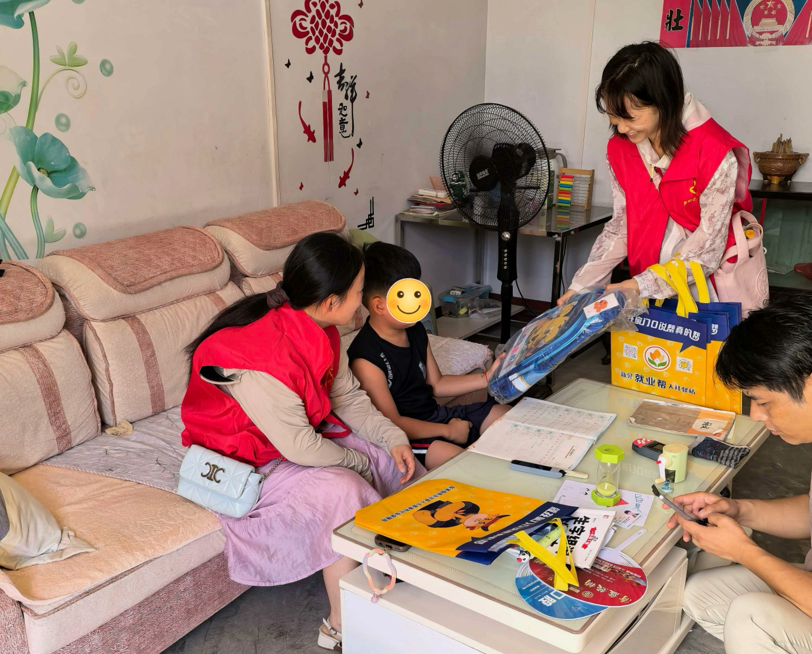 “爱心妈妈”暖心走访 温情守护留守儿童