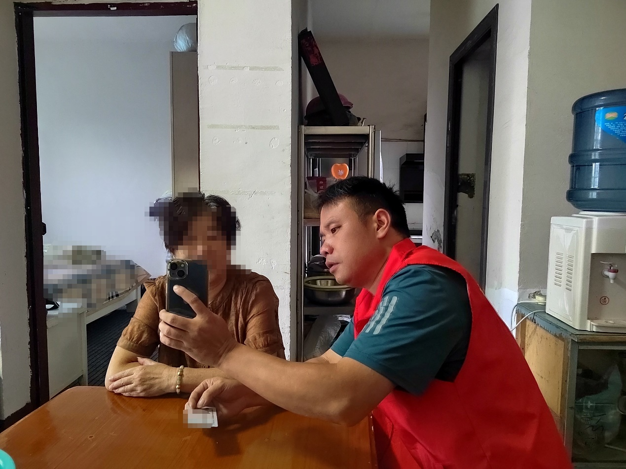 晃州镇桥南社区开展便民代办服务