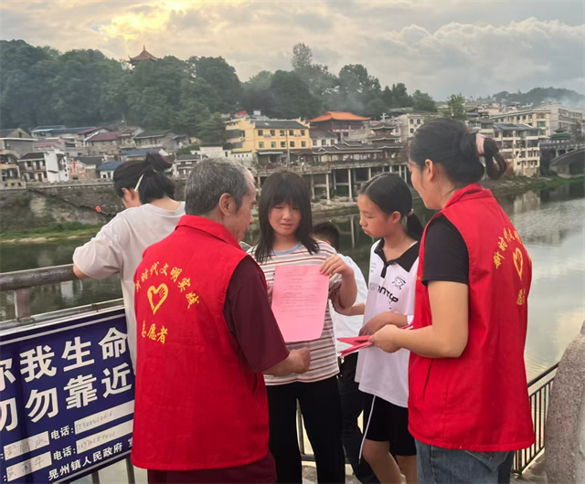 晃州镇桥南社区：银龄护航中元节 五老引领文明新风