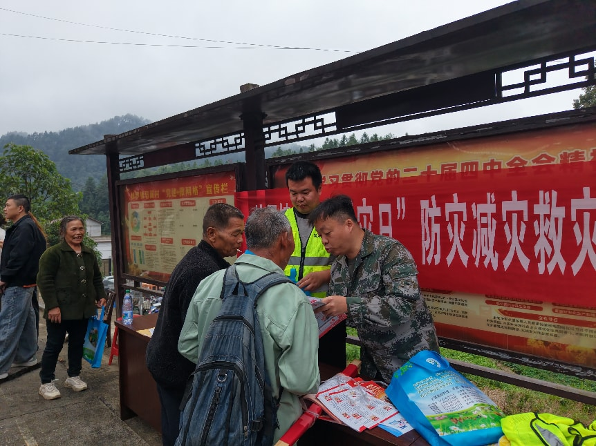 扶罗镇皂溪村：新米节上摆起“安全摊”