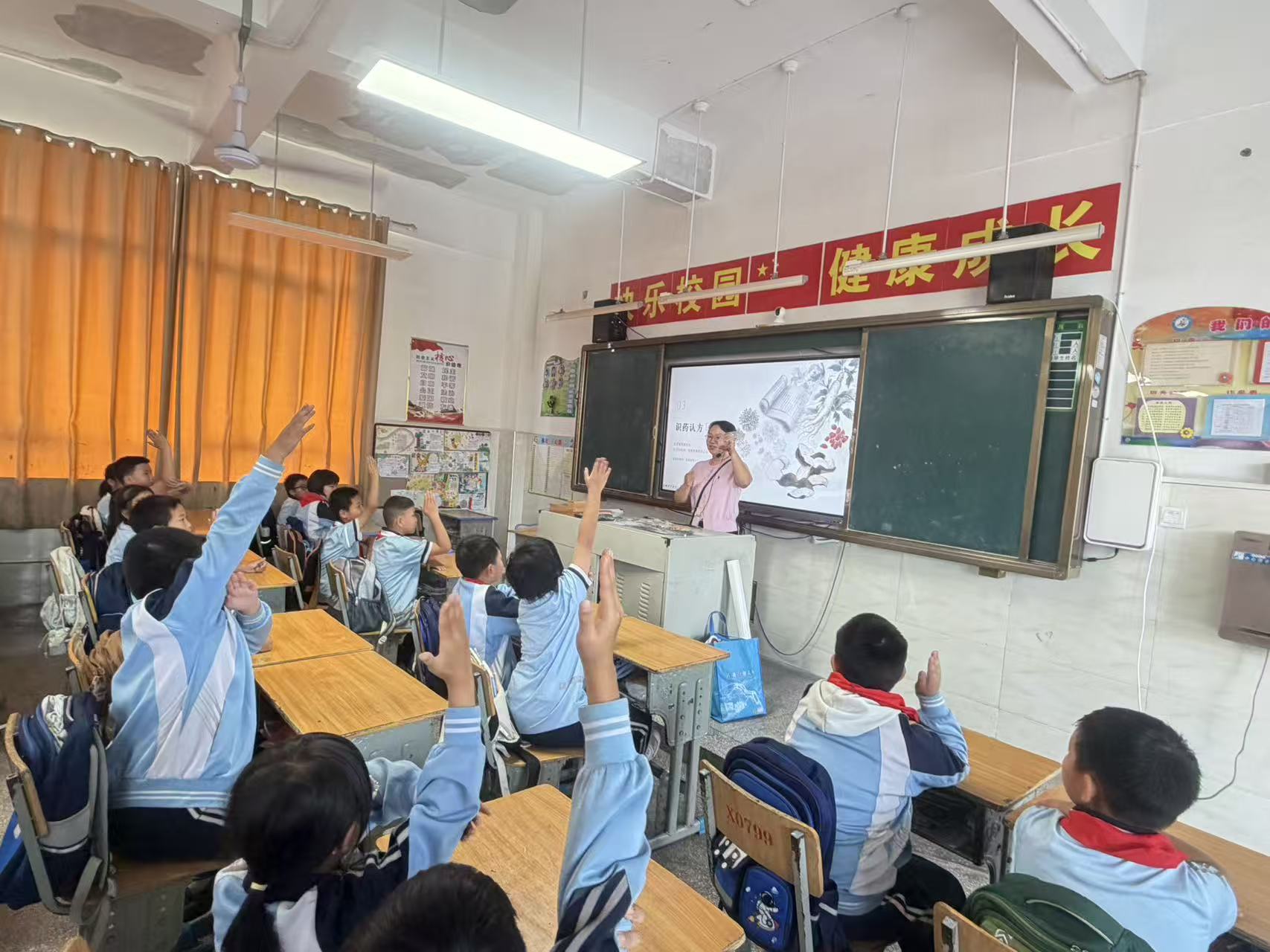 新晃思源实验学校：深耕文化育人 传承本草国粹